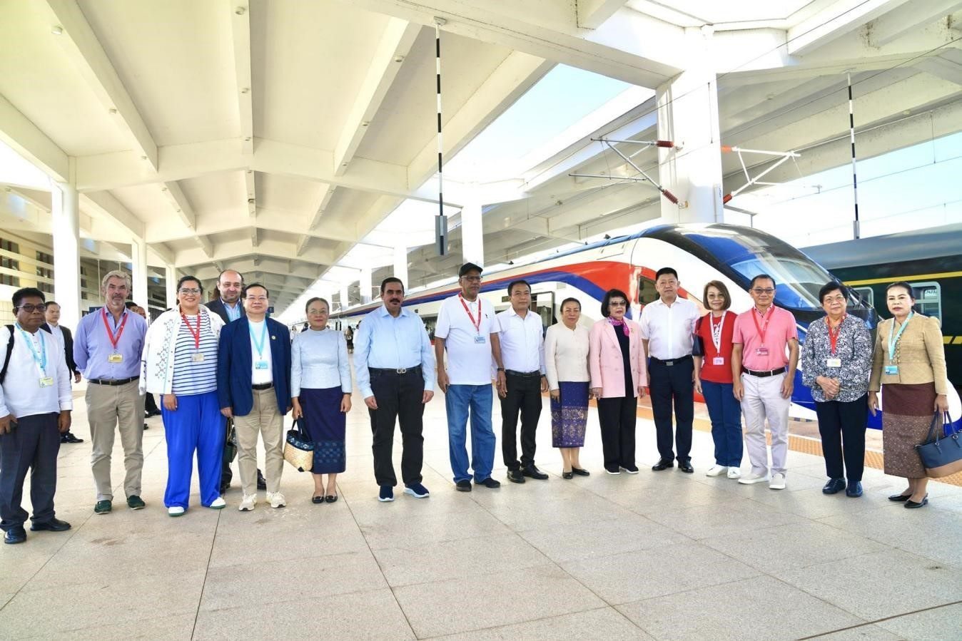 東盟議會(huì)聯(lián)盟大會(huì)代表團(tuán)與中老鐵路“瀾滄號(hào)”動(dòng)車合影留念。老中鐵路有限公司供圖