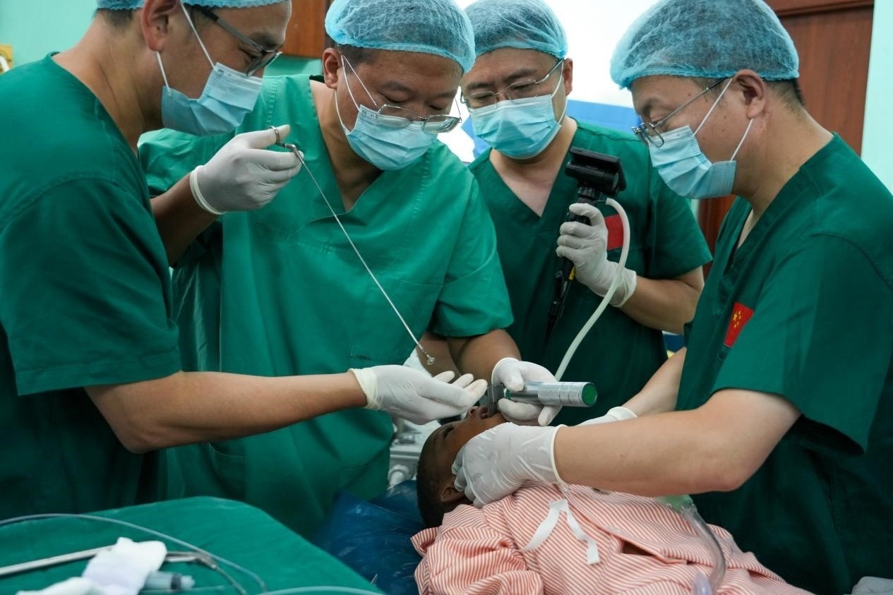 引起患兒窒息的異物被成功取出。中國援桑醫(yī)療隊供圖