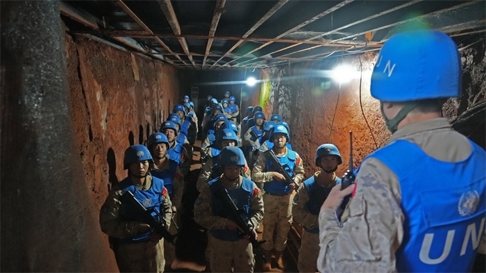 進入地下掩體隱蔽。王軍杰攝