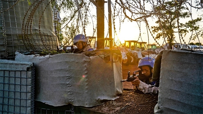 瞭望偵察一線情況。張洪奧攝