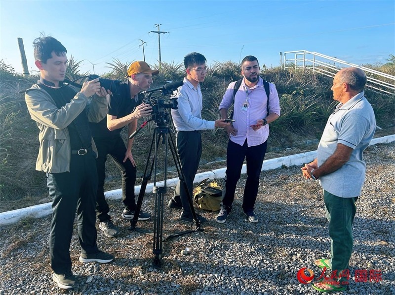 聯(lián)合采訪團(tuán)正在采訪因苦咸水淡化項(xiàng)目受益的當(dāng)?shù)孛癖?。人民網(wǎng)記者 陳一鳴攝