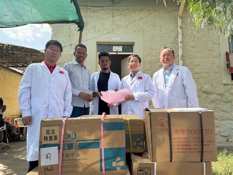 中國醫(yī)療隊向科倫醫(yī)院捐贈藥品和醫(yī)療物資。中國第17批援厄立特里亞醫(yī)療隊供圖