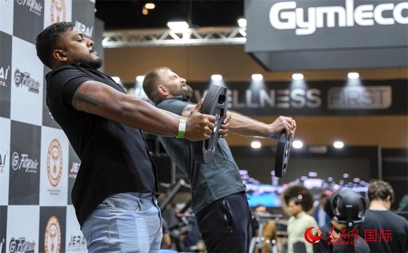 觀眾參加舉重物比賽。人民網(wǎng)中東中心分社塔里克·易卜拉欣攝