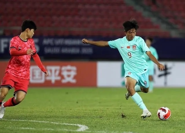 國少隊球員魏祥鑫（右）比賽中傳球。新華社記者 李鋼攝