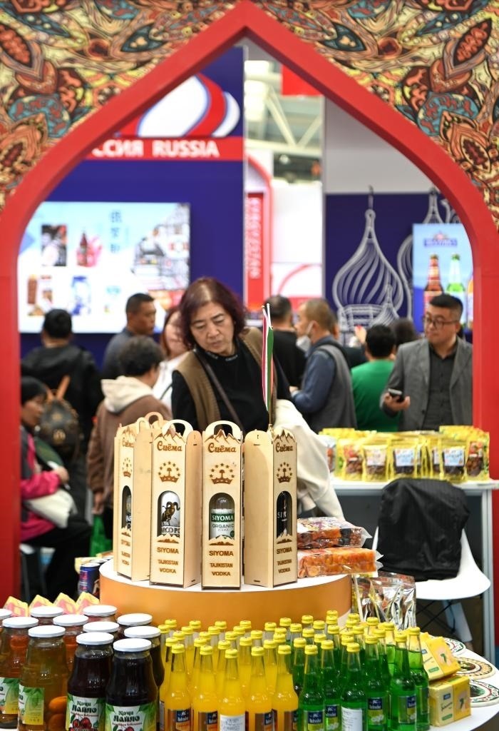 10月25日，觀眾在楊凌農(nóng)高會(huì)上合組織國(guó)家農(nóng)業(yè)展區(qū)了解農(nóng)產(chǎn)品。新華社記者 鄒競(jìng)一 攝