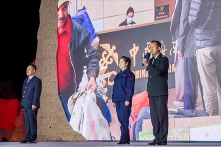 張曉波（右一）在“何以中國·五星出東方”網(wǎng)絡主題宣傳活動現(xiàn)場演講。人民視頻供圖