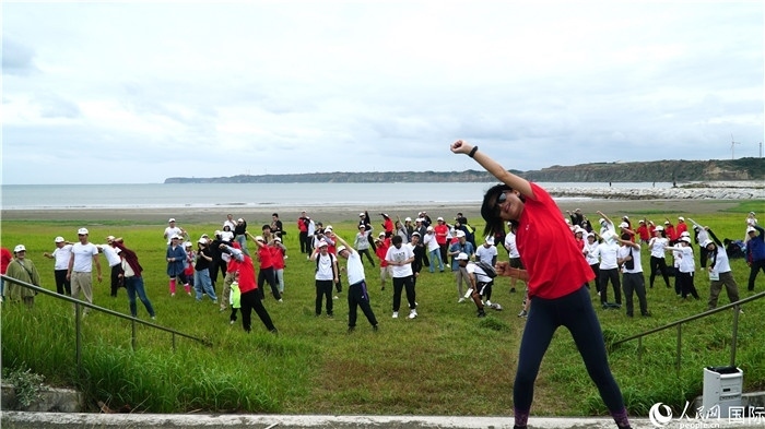 開跑前的熱身運動。人民網(wǎng) 蔣曉辰攝