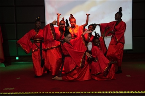 孔子學院的學生表演中國舞《昭君出塞》。主辦方供圖