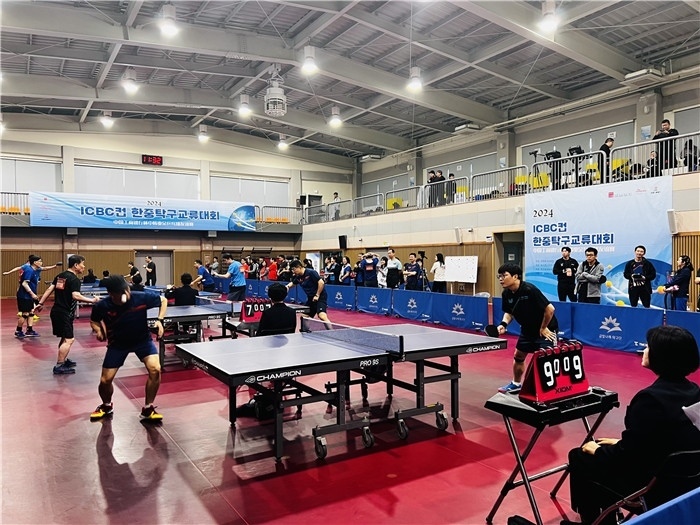 圖為中韓業(yè)余乒乓球友誼賽現(xiàn)場(chǎng)。 首爾中國(guó)文化中心供圖