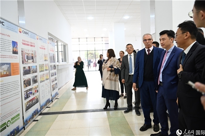 中企向阿爾及利亞大學捐贈電教設備圖片展。人民網(wǎng)記者 郝瑞敏攝