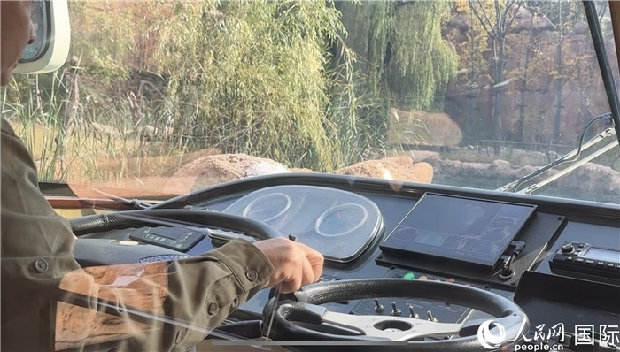 鄭州銀基動物王國水陸兩棲觀光車駕駛室。人民網(wǎng) 謝瑩攝