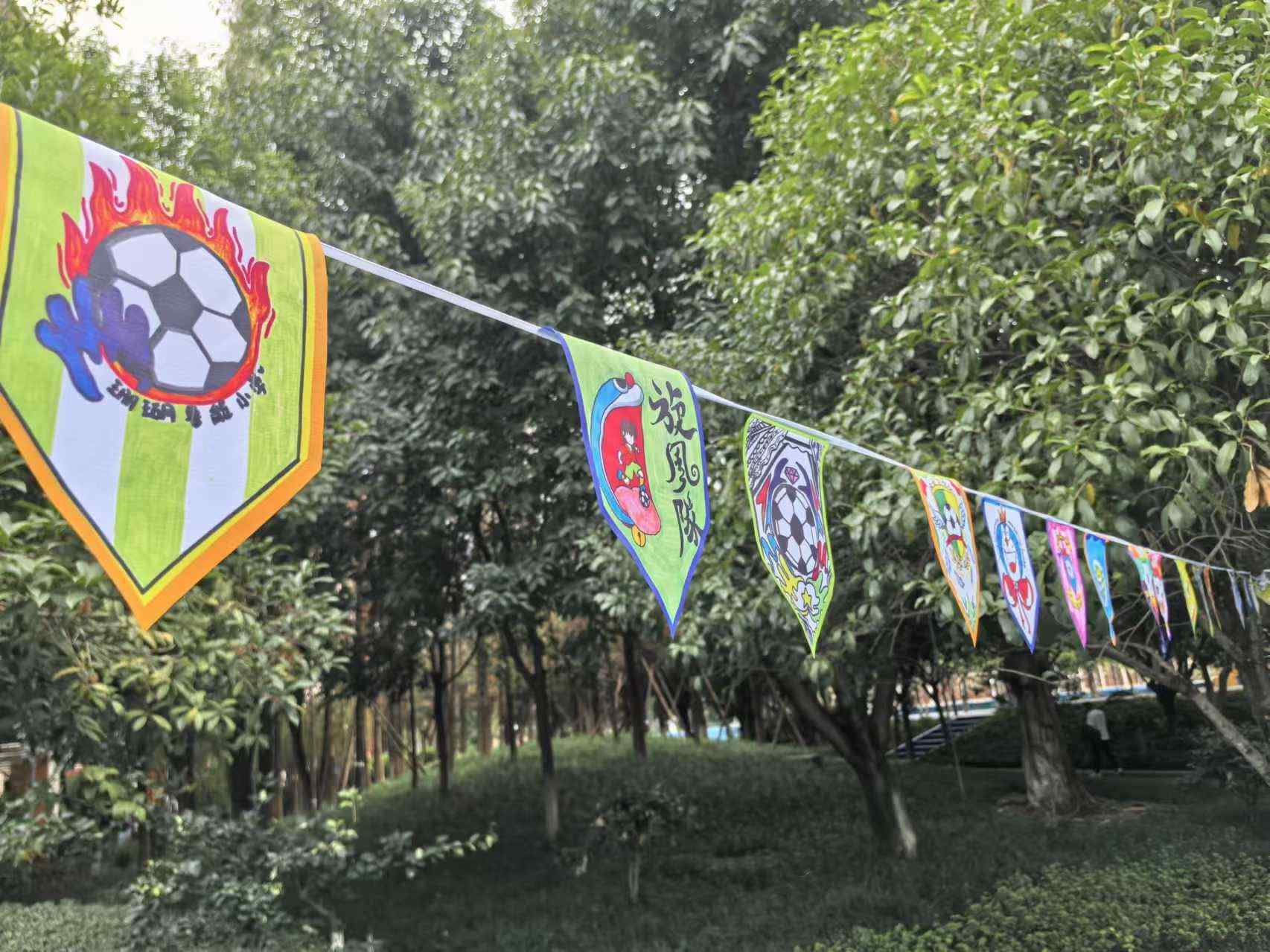 珊瑚魯能小學(xué)學(xué)生們手繪的“班超”隊徽。 人民網(wǎng)記者 楊磊攝