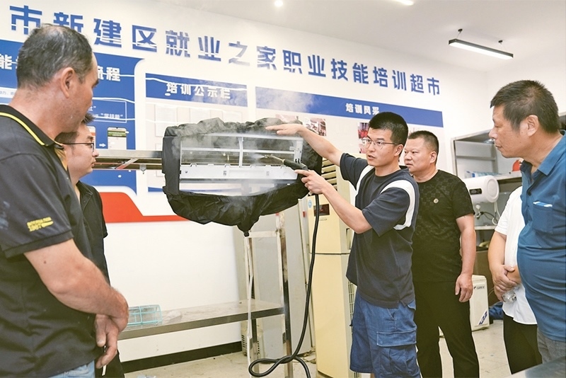 黨的二十屆三中全會(huì)強(qiáng)調(diào)，要健全終身職業(yè)技能培訓(xùn)制度。圖為2024年9月12日一位老師在給學(xué)員進(jìn)行家電清洗技術(shù)培訓(xùn)。 新華社記者 萬象/攝