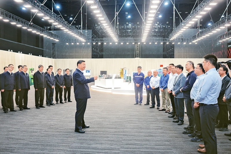 2024年10月17日至18日，中共中央總書記、國家主席、中央軍委主席習近平在安徽考察。這是17日下午，習近平在合肥濱湖科學城考察時，同現場科研人員和企業(yè)負責人親切交流。 新華社記者 鞠鵬/攝