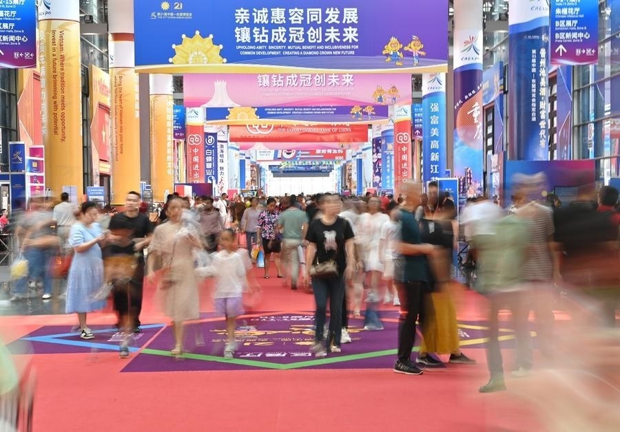 2024年9月28日，觀眾在廣西南寧市舉行的第21屆中國—東盟博覽會上參觀。新華社記者 周華 攝