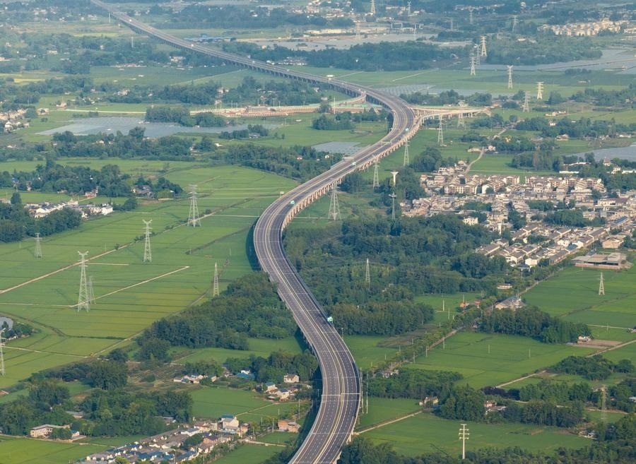 俯瞰四川天府新區(qū)至邛崍高速公路一角（2024年7月2日攝，無人機照片）。新華社記者 江宏景 攝