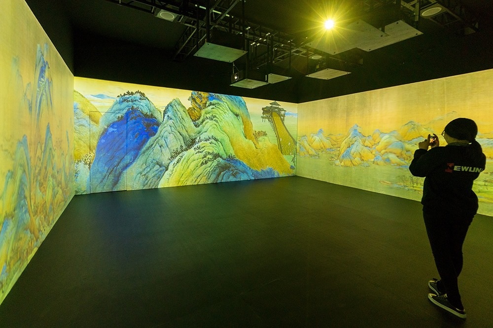 2019年1月29日，上海，市民在“千里江山圖科技藝術展”上參觀北宋名畫《千里江山圖》的AR全景展示并打卡拍照。