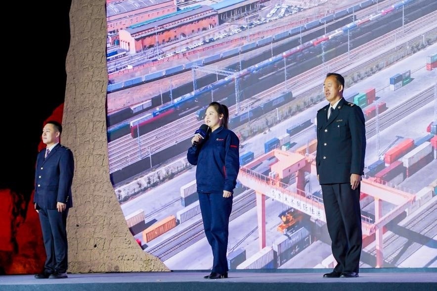 早吾扎?哈力賽（左二）在“何以中國·五星出東方”網(wǎng)絡主題宣傳活動現(xiàn)場演講。人民視頻供圖