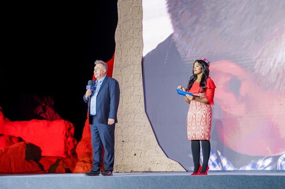 丹尼（左一）在“何以中國·五星出東方”網(wǎng)絡主題宣傳活動現(xiàn)場演講。人民視頻供圖