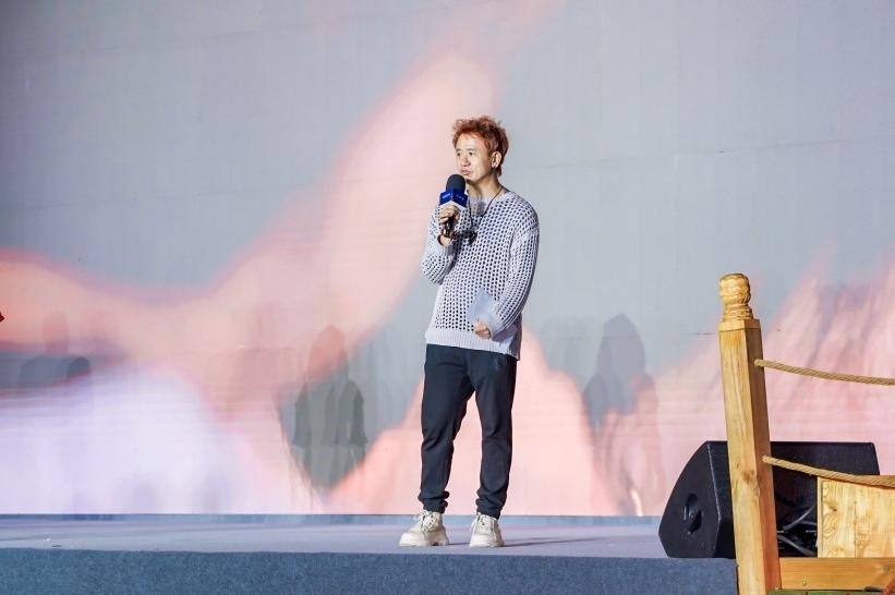 安鐘旭在“何以中國·五星出東方”網(wǎng)絡主題宣傳活動現(xiàn)場演講。人民視頻供圖