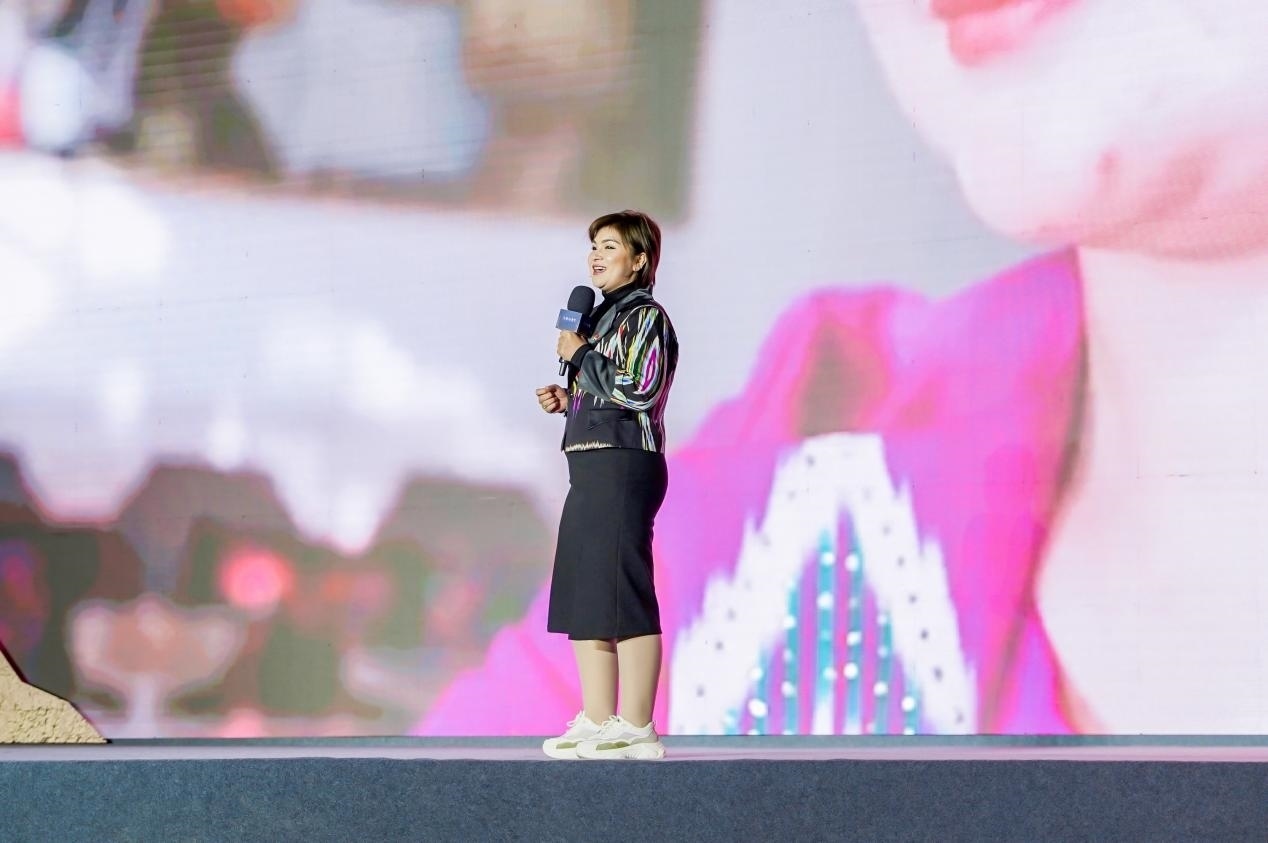 如克亞木·麥提賽地在“何以中國·五星出東方”網(wǎng)絡主題宣傳活動現(xiàn)場演講。人民視頻供圖