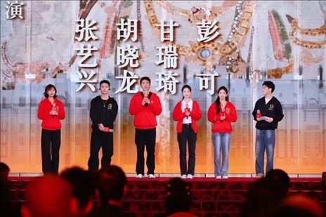 《受到召喚·敦煌》眾演員與現(xiàn)場(chǎng)觀眾互動(dòng)交流。主辦方供圖