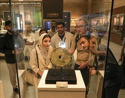 阿聯(lián)酋青年在良渚文化博物院參觀。中國銀行供圖