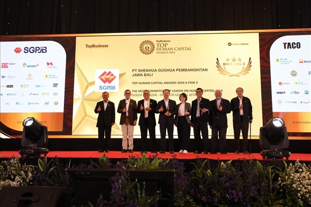 國能印尼爪哇發(fā)電公司董事長趙志剛（左四）與其他獲獎(jiǎng)?wù)吆嫌?。國能印尼爪哇發(fā)電公司供圖