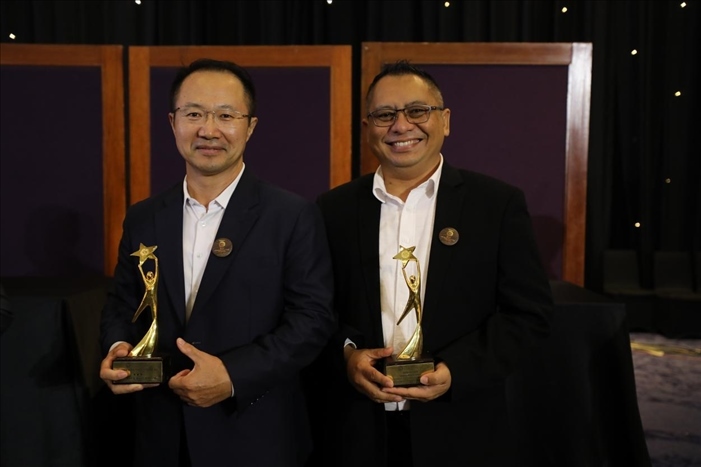 趙志剛與多迪獲獎(jiǎng)后合影。國能印尼爪哇發(fā)電公司供圖