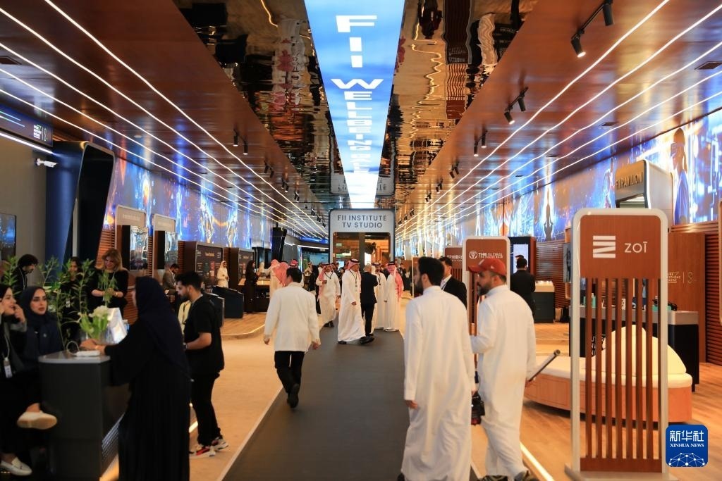 10月31日，在沙特阿拉伯首都利雅得，人們參加第八屆沙特“未來投資倡議”大會。新華社記者 隋先凱 攝