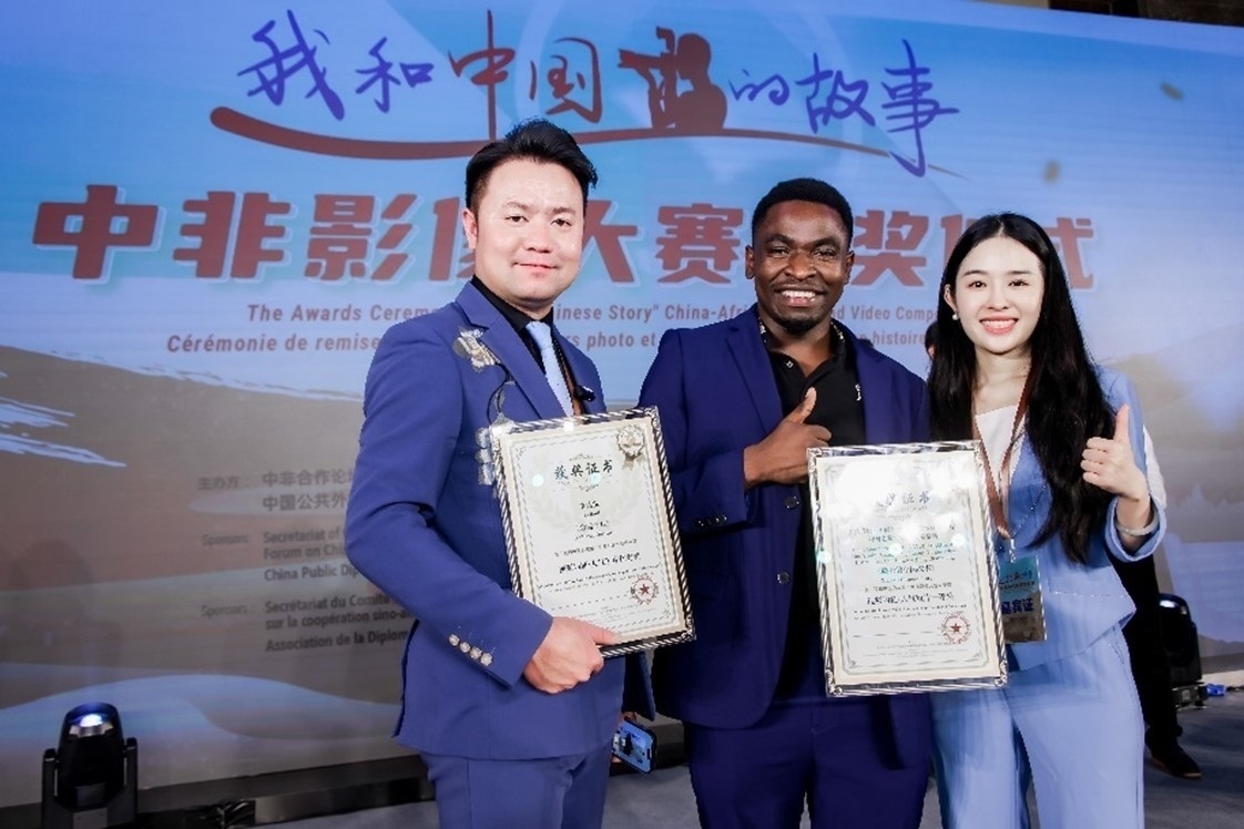 王曉樂(lè)（中）與其他嘉賓合影。主辦方供圖