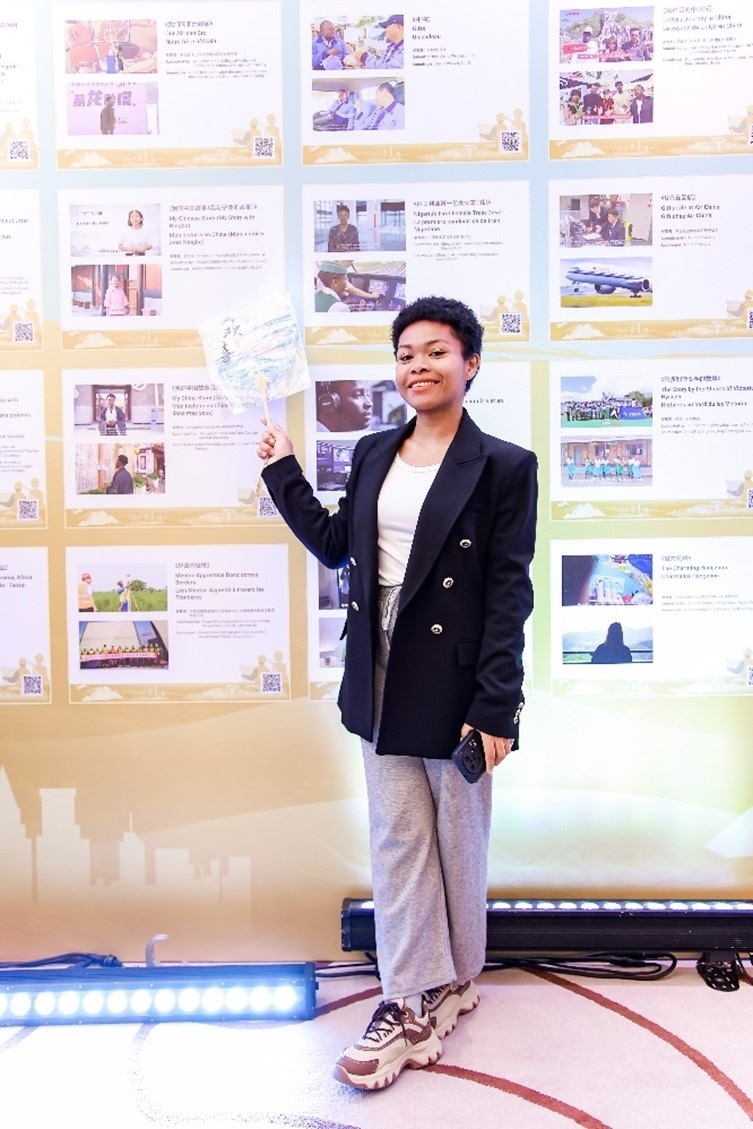 愈靈兒和她的作品合影。主辦方供圖