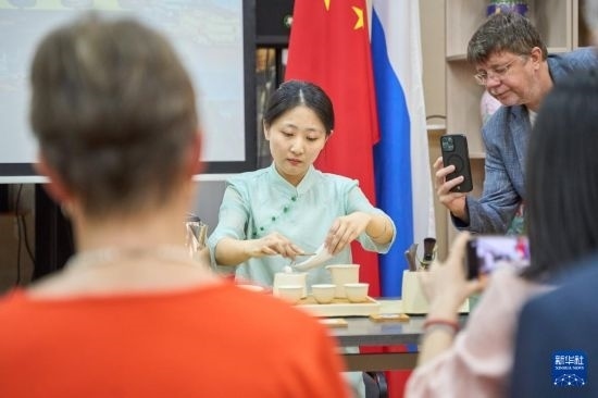 這是11月2日在俄羅斯符拉迪沃斯托克的活動現(xiàn)場拍攝的茶藝表演。新華社發(fā)（郭飛洲攝）