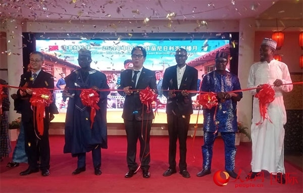 嘉賓們?yōu)橛耙曊共ピ禄顒蛹舨?。人民網(wǎng)記者 姜宣攝