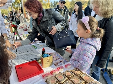 活動現(xiàn)場外賓體驗中國書法。 中國駐保加利亞大使館供圖。