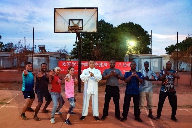 組織八段錦教學(xué)。王軍杰 攝