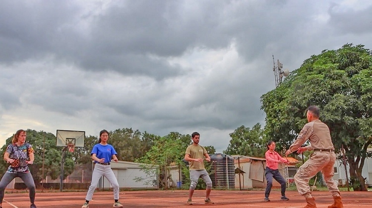 認(rèn)真學(xué)習(xí)動(dòng)作。孫亞斌 攝