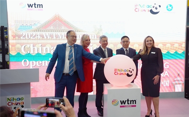 中外嘉賓為中國館開幕點亮水晶球。吳若鳴攝