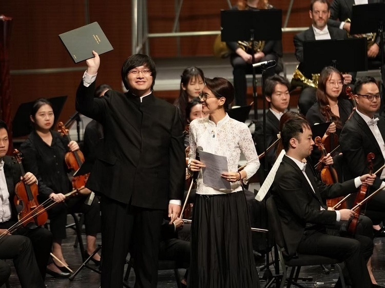 小澤征良向俞潞贈送小澤征爾使用過的《第五交響曲》樂譜。演出方供圖