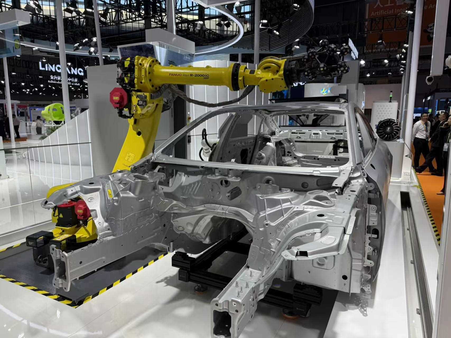 在汽車制造展區(qū)，高精度智能檢測裝備正在模擬檢測汽車車身。人民網(wǎng)記者 王仁宏攝