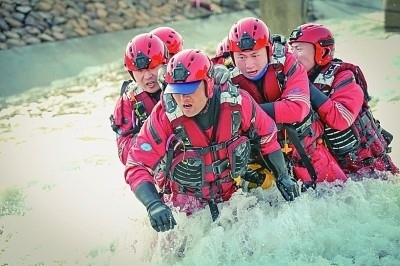  山東省日照市消防救援支隊消防員正在進行多人淺灘涉水橫渡訓練。圖片由國家消防救援局提供