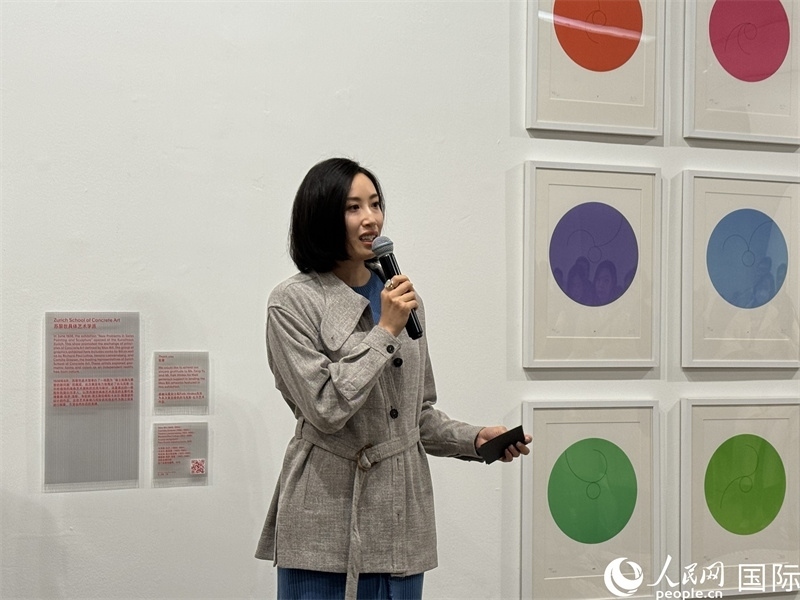 11月8日，今日美術(shù)館館長(zhǎng)張然在“瑞士經(jīng)典設(shè)計(jì)展”開(kāi)幕式上發(fā)表致辭。（人民網(wǎng) 謝瑩攝）