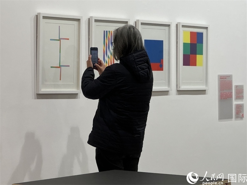 11月8日，觀眾在“瑞士經(jīng)典設(shè)計(jì)展”作品前駐足欣賞。人民網(wǎng) 謝瑩攝 