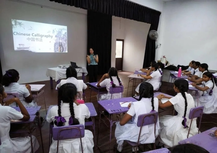 斯里蘭卡學(xué)生在系列活動(dòng)中學(xué)習(xí)中國(guó)書法。圖片由主辦方提供