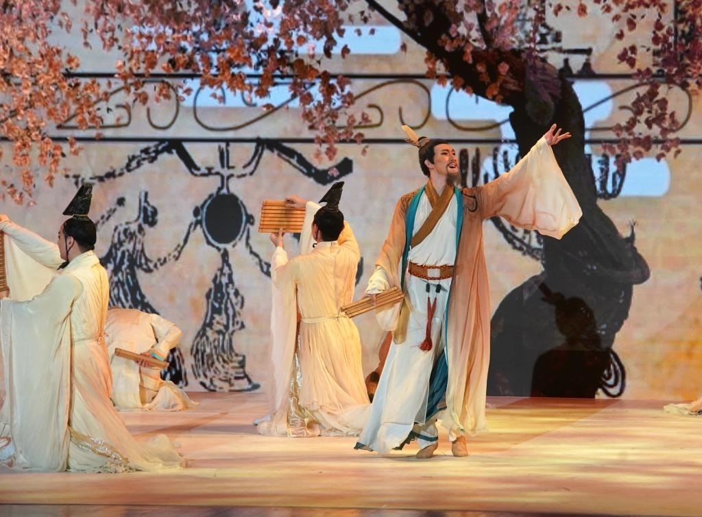 11月6日，演職人員在表演民族舞劇《孔子》片段。新華社記者 張晨霖 攝