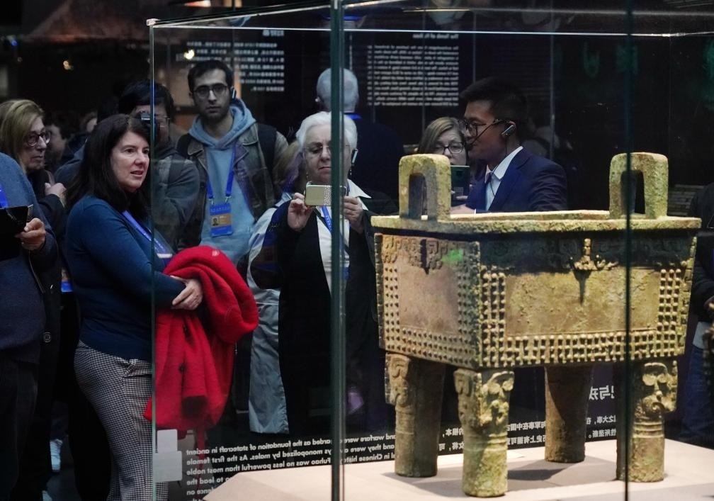 11月6日，中外嘉賓來到中國考古博物館參觀“考古與中華文明溯源展”。該展是本屆世界古典學(xué)大會推出的配套活動之一。新華社記者 張晨霖 攝