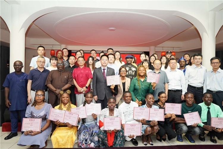 參賽選手與嘉賓合影留念。尼日利亞中國文化中心供圖