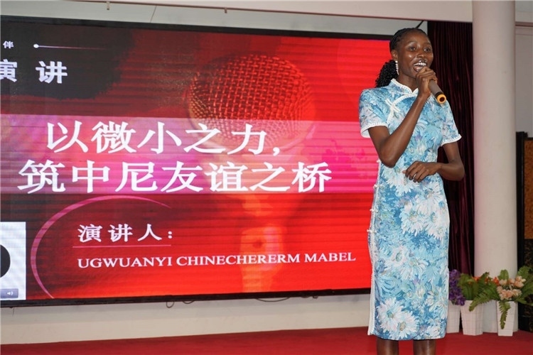 選手張佳寧演講中。尼日利亞中國文化中心供圖