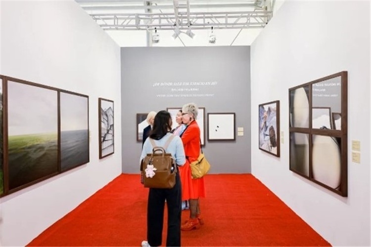 “我內(nèi)心的那個(gè)空從哪里來(lái)？從波濤、云朵和勇氣”西岸藝博會(huì)展覽現(xiàn)場(chǎng) 圖片由主辦方提供