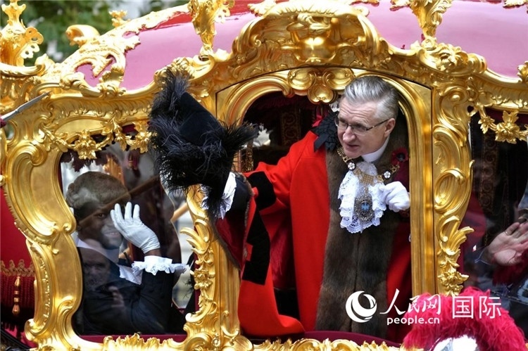 新任金融城市長(zhǎng)阿拉斯泰爾·金向人群致意。吳若鳴攝